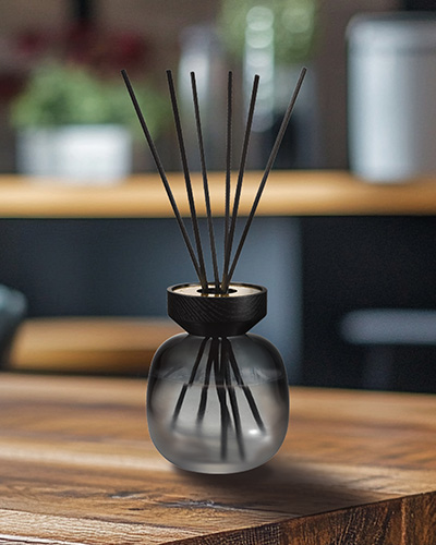 Raumduft Diffusor Min&eacute;ral Wood mit Glask&ouml;rper, gekr&ouml;nt von einem Holzring, darin befinden sich schwarze St&auml;bchen f&uuml;r die Diffusion des Parfums
